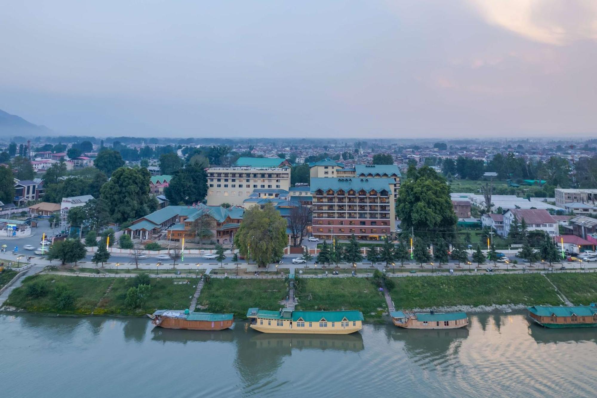 Radisson Collection Hotel & Spa, Riverfront Srinagar Ngoại thất bức ảnh