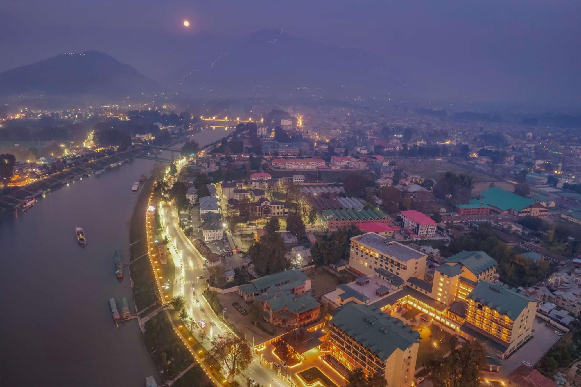 Radisson Collection Hotel & Spa, Riverfront Srinagar Ngoại thất bức ảnh